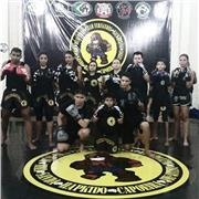 Soy entrenadora cinturón negro de kickboxing y prajied negro de muay thai, cinturón marrón de jiu jitsu, soy atleta y competidora
